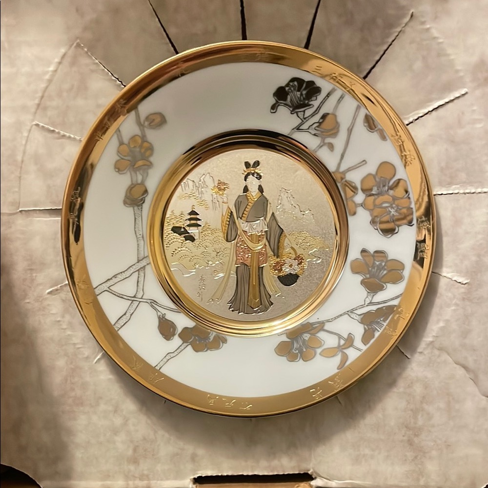 Elegant Gold and White Decorative Plate